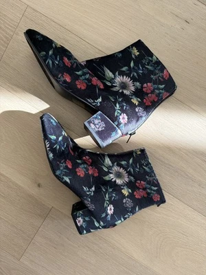 Betsy Johnson 靴子女式 7.5 码花卉小屋天鹅绒方格短靴 y2k  — 第 1/4 张图片