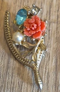 Broche prendedor vintage tono dorado con flor, perla sintética y piedras preciosas - Imagen 1 de 4