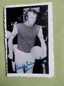  BOBBY MOORE  WEST HAM - A&BC FOOTBALL CARD #32 CRINKLE CUT EDGE -1973 