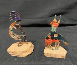 2 Design Petroglyphen Fetisch Kokopelli Tazart Sammler Metall Skulptur auf Felsen - Bild 1 von 4