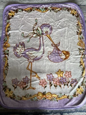 Винтажное флисовое одеяло Novatex Stork Holding Baby из лаванды сирени 35 x 49 дюймов    - Изображение 1 из 4