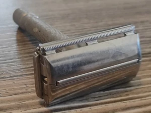 Rasoio di sicurezza vintage Gillette aperto a vite n. 2 - Foto 1 di 4