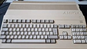 Commodore Amiga 500 rev 3 chicken lips mit hitek tastatur top Zustand - Zdjęcie 1 z 12