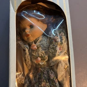 Bambola NUOVA 16” Porcellana Collezione Cimelio - Scatola Danneggiata Bambola Va Bene - Foto 1 di 3