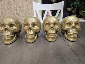 Juego de 4 calaveras pintadas de oro para decoración de Halloween - Imagen 1 de 3
