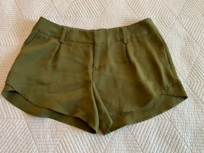 Alice + Olivia 橄榄绿色短裤 聚酯纤维/杯子 尺寸 6 — 第 1/4 张图片