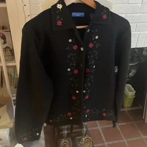 Vintage Karen Scott 100 % Wolle Urlaub schwarz Blumen Cardigan Pullover Gr. L Neu mit Etikett - Bild 1 von 9
