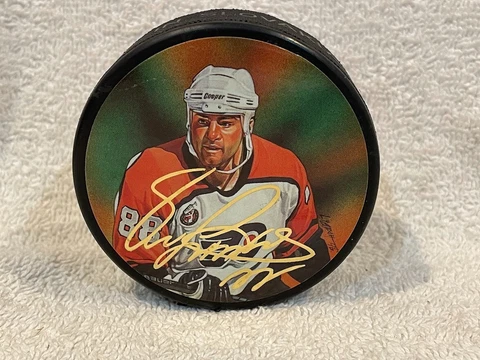 VERY COOL Eric Lindros Philadelphia Flyers 1996 Collector Puck, NICE!! Cover