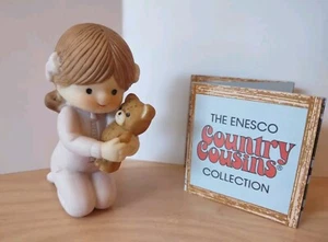 Vintage 1984 Enesco Country Cousin Girl Sarah Hug Teddybär Porzellan Figur - Bild 1 von 9