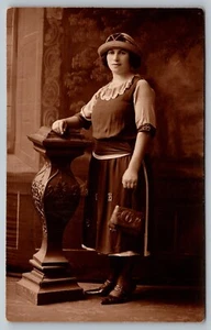 Cartera antigua de colección de mujer Dapper retrato de estudio foto real RPPC postal - Imagen 1 de 2