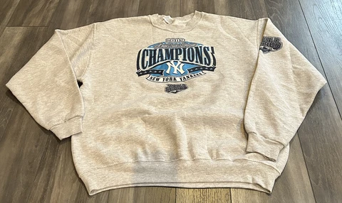 Vintage 2009 New York Yankees Crewneck Sweatshirt. Size Large World Series Cover