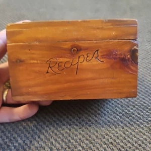 Vintage antike aufklappbare hölzerne Rezeptbox 6" x 4" oben gerippt - Bild 1 von 14