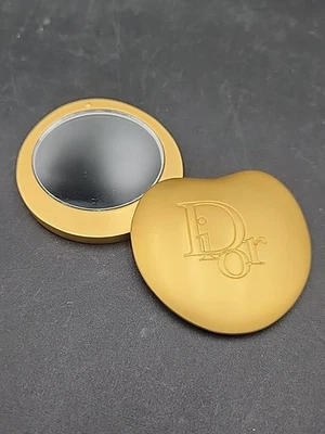 Винтажное компактное зеркало для макияжа Christian Dior на петлях золотистого цвета в форме сердца 120232 - Изображение 1 из 3