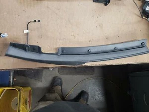 15 16 17 18 19 20 YUKON Left Liftgate Pinch Sensor BEzel ID# 23454229 - Picture 1 of 4