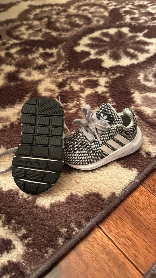 Zapatillas Adidas 4K para niños pequeños Foto 1 de 1