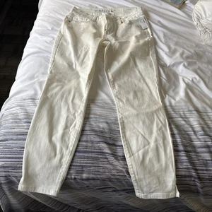 2 Paar Damenjeans Größe 8 oder Medium, neu & gebraucht, blau, weiß - Bild 1 von 10