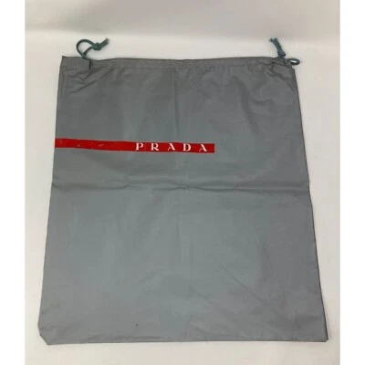 Cubierta para bolsa antipolvo de vinilo Prada Foto 1 de 2