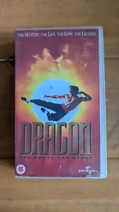 DRAGON: THE BRUCE LEE STORY (1993) - VHS UK UNIVERSAL HOME VIDEO - Picture 1 of 5