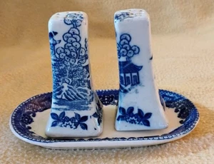 Blau-weiße Salz- und Pfefferstreuer auf einem Tablett - Bild 1 von 5