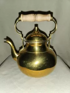 Tetera de latón vintage con mango de madera - Imagen 1 de 10