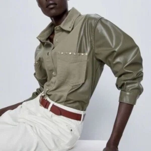 Neu mit Etikett Zara Armee olivgrün Kontrast Kunstlederärmel Nieten Jacke Shacket M - Bild 1 von 19