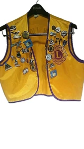 Gilet Lions Club vintage anni 60, 70 GRANDE con spille oro nazionale leoni gialli - Foto 1 di 10