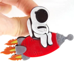 Tan divertido! PIN BROCHE ACRÍLICO EN CAPAS ASTRONAUTA/HOMBRE DEL ESPACIO MONTANDO UN COHETE 3" NUEVO SIN ETIQUETAS - Imagen 1 de 15