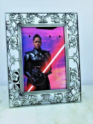 Marco de fotos de peltre de vid de metal tiene capacidad para caballete de fotos de 5X7 pulgadas pantalla trasera de mesa Foto 1 de 4