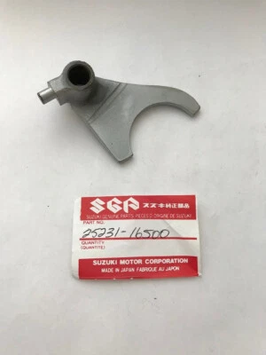 NOS SUZUKI TM400 TS400 25231-16500 - FORK, 5TH DRIVEN GEAR SHIFTING FORK - Image 1 of 3