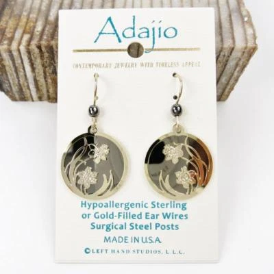 Brincos Adajio preto brilhante disco de hematita brilhante banhado a ouro narciso em círculo - Imagem 1 de 3