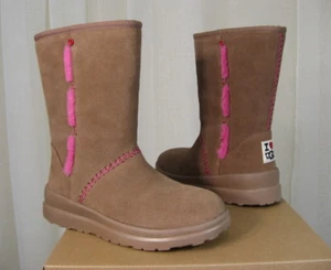 NEU UGG Damen I Heart Kisses kurze Wildlederstiefel Latte braun/hot pink US 5/EUR 36 - Bild 1 von 12