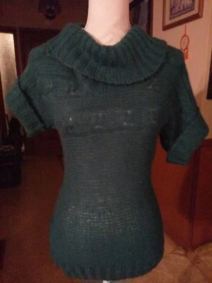 derek NWT Green Sweater Juniors Med Dolamn Sleeve Sweater 25 1/2" Long 15 1/2" B - Image 1 of 4