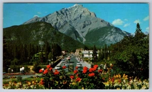 Main Street Banff & Cascade Mountain, Banff National Park Alberta, 1976 Postcard - Bild 1 von 2