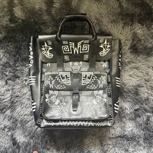 Dr Martens x Mark Wigan Psych Tatuaje MOCHILA DE CUERO RARA CORREA ROTA - Imagen 1 de 4