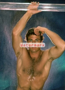 JON-ERIK HEXUM ¡Voyagers! Sosteniendo un poste ** Impresión de archivo profesional de alta resolución (8,5"x11") - Imagen 1 de 1