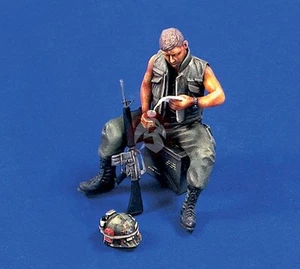 Verlinden 1/35 "Dear John" US G.I. Reading Letter in Vietnam [Resin Figure] 420 - Picture 1 of 1