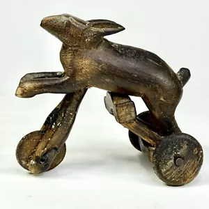 Coniglio/coniglietto su ruote in legno intagliato a mano arte popolare vintage fatto a mano - antico? - Foto 1 di 23