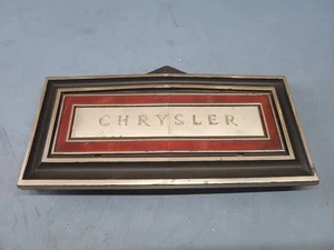 Chrysler Fifth Avenue 1982-1989 luz trasera acabado panel embellecedor emblema OEM - Imagen 1 de 10