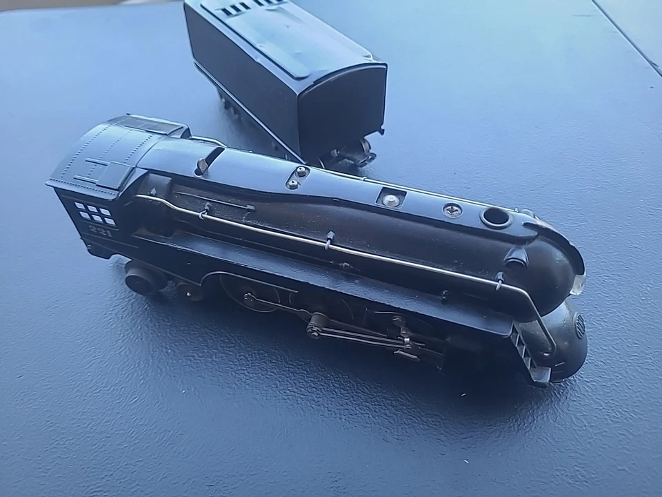 LIONEL POSTWAR O GAUGE 221 LOCOMOTIVE W/221W TENDER - Image 1 of 4