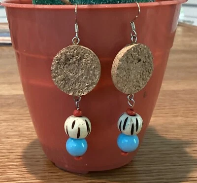 Pendientes colgantes de corcho de vino, ganchos de ley, con cuentas de hueso y color turquesa Foto 1 de 2