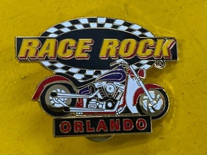 SPILLA CAPPELLO BAVERO RACE ROCK PIN ORLANDO anni 90 moto Harley? - Foto 1 di 4