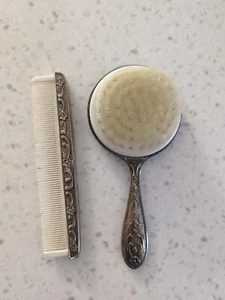 Juego de cepillo y peine vintage plateado ornamentado con dientes de plástico color marfil - Imagen 1 de 3