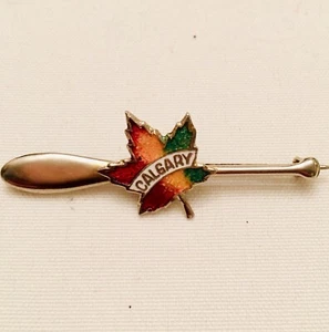 Kanadisches Ahornblatt Brosche Pin Calgary Souvenir mehrfarbiges Blatt Silberton 2 Zoll L - Bild 1 von 10