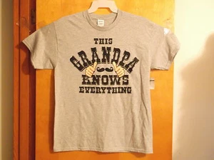 BRAND NEW MEN'S "GILDAN HEAVY COTTON " "THIS GRANDPA KNOWS EVERYTHING" T' SHIRT - Picture 1 of 3