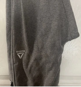 ¡Pantalones deportivos Reebok gris con puños para hombre! ¡NUEVO CON ETIQUETAS! Talla M! - Imagen 1 de 4