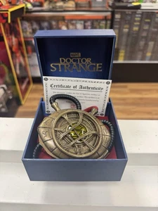 Marvel Avengers Endgame Oficial Doctor Strange Eye of Agamotto - CAJA ANGUSTIADA - Imagen 1 de 4