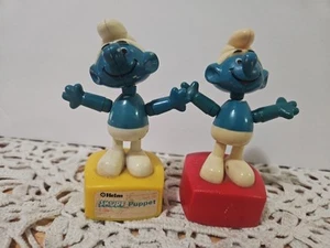 Lotto 2 PUFFI pupazzi dito pupazzo vintage ELMETTO Wallace Berrie PUFFI - Foto 1 di 5
