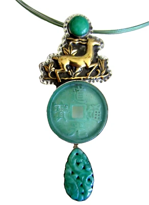 Pingente/colar de arame de pino de moeda de vidro asiático e veado Amy Kahn Russell - Imagem 1 de 4