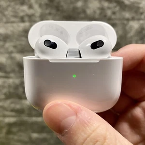 Cuffie (terza generazione) con custodia di ricarica MagSafe - Bianco - Foto 1 di 5