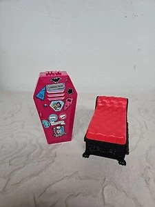 Lotto Accessori Monster High Lagoona Blu Armadietto Creepers Cripta Divano Rosso - Foto 1 di 14